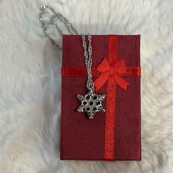 Frosty Snowflake Necklace - Picture 3 of 10